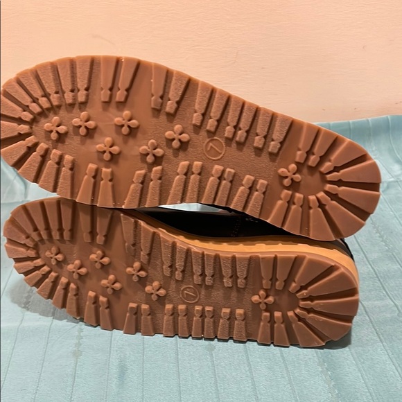 Universal Thread Tan and Black Ankle Boots, Size 7 - Picture 4 of 6